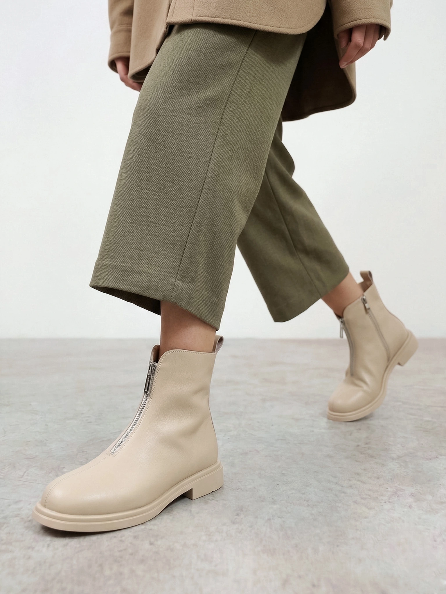 Ботинки светло-бежевого цвета с декоративным замком